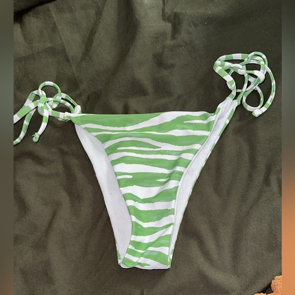 Bikini - Picture 2 of 2